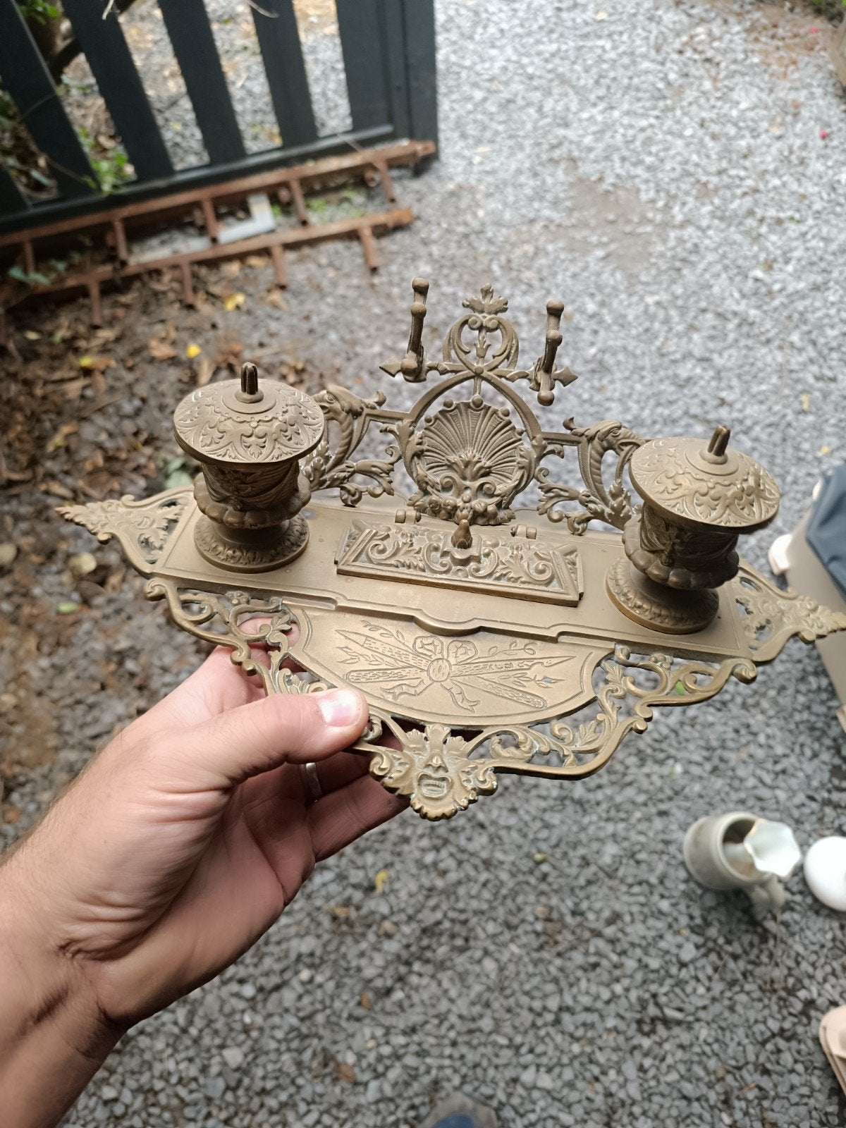 Encrier ancien en bronze, Enlèvement