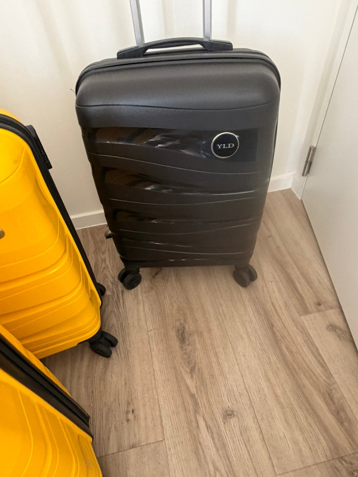 Te koop 2xgele 1x beige en 1x zwarte (handbagage), Ophalen of Verzenden, Zo goed als nieuw