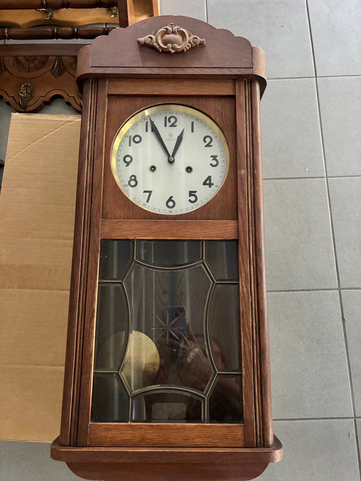 Antieke eiken regulateur wandklok met glas-in-lood enslinger, Ophalen