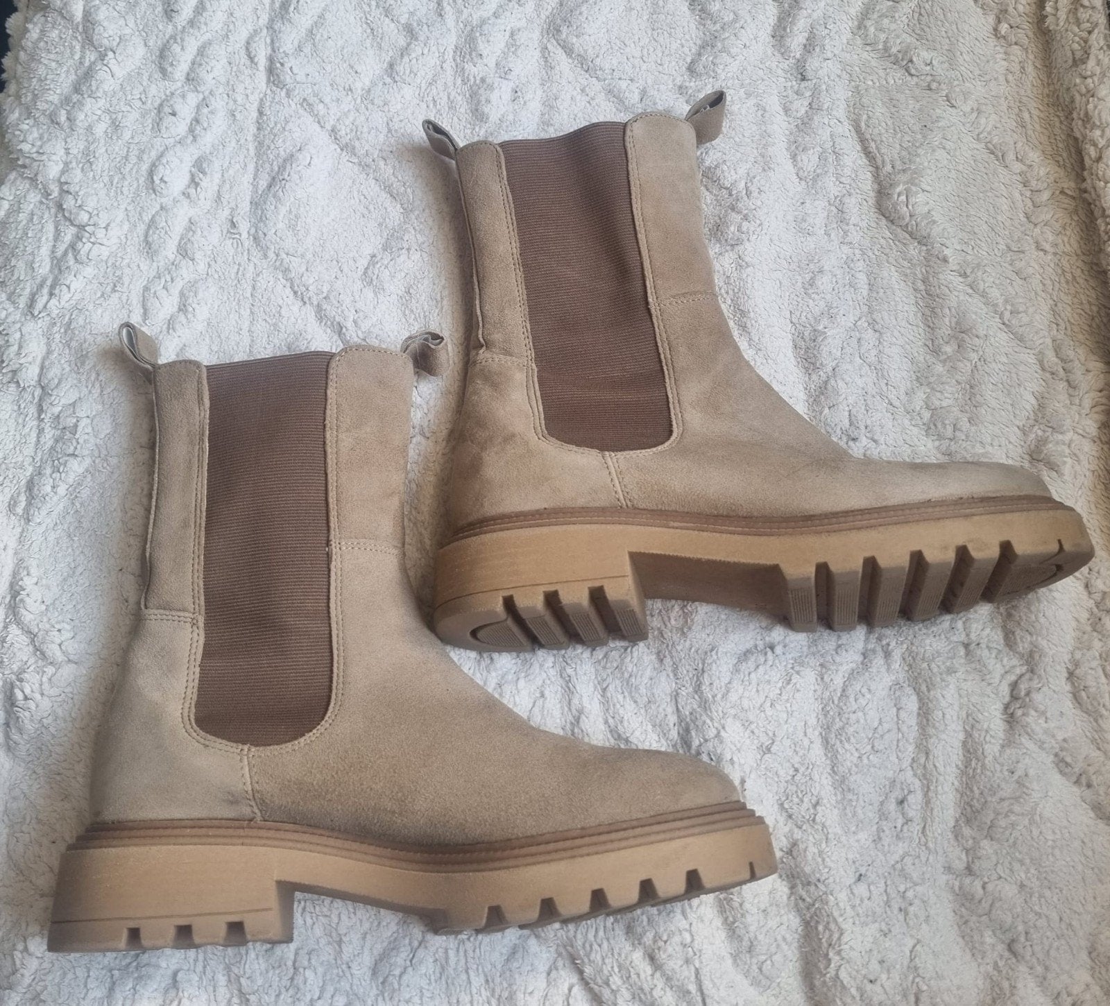 Beige Suède Chelsea Boots Maat 38 - Chunky zool, Beige, Lage of Enkellaarzen, Ophalen of Verzenden, Zo goed als nieuw