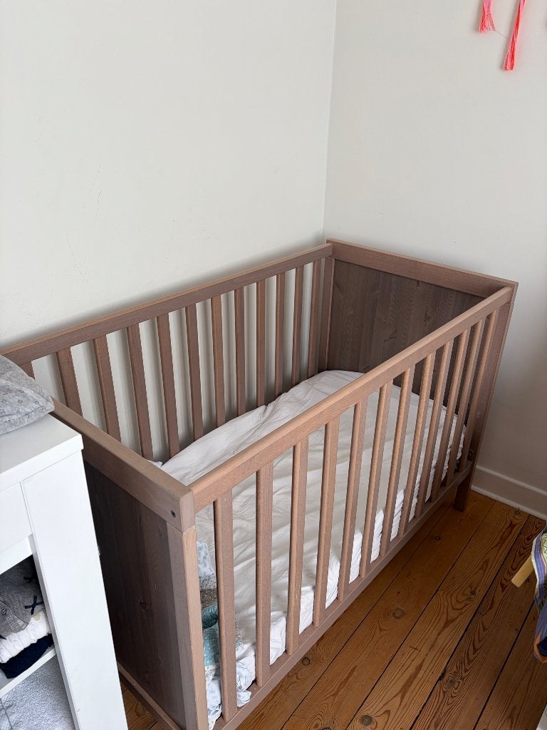 Lit bébé / berceau en bois + matelas – très bon état – Uccle, Enfants & Bébés, Berceaux & Lits, Enlèvement, Utilisé, Lit
