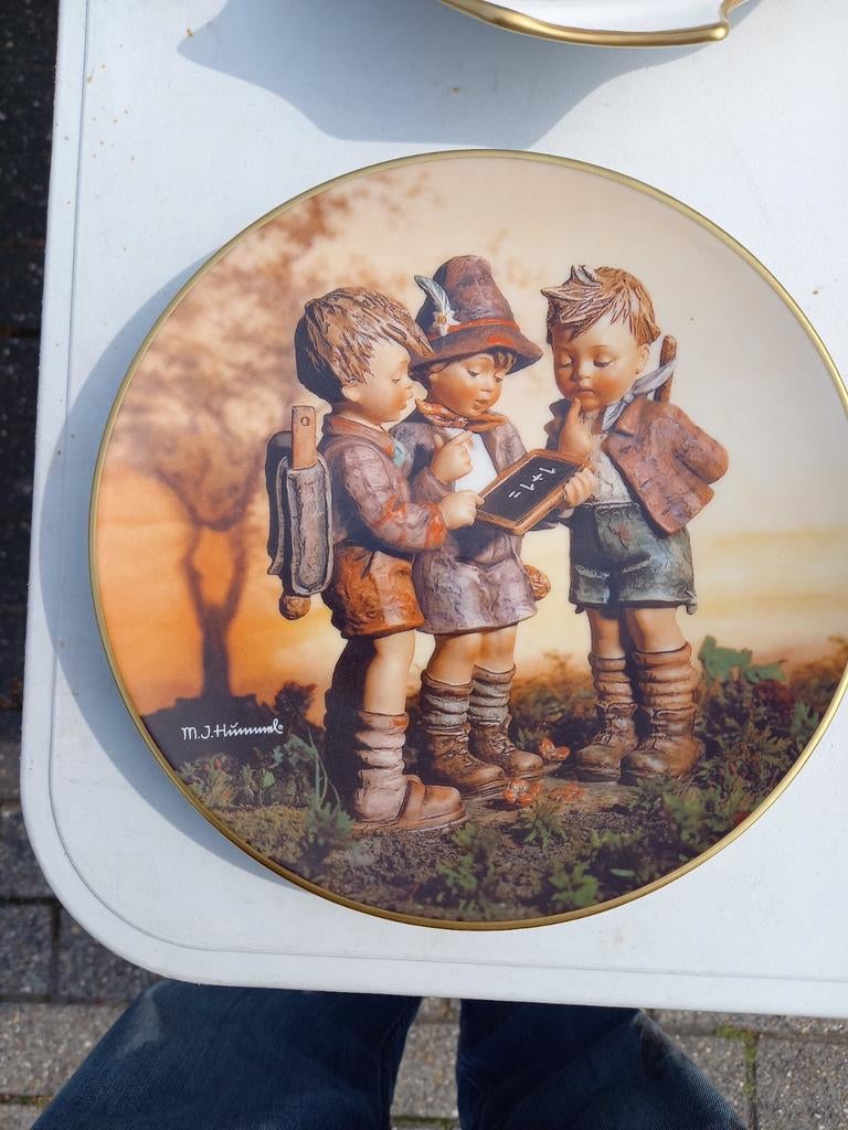 Porseleinen  schotels Hummel, Enlèvement
