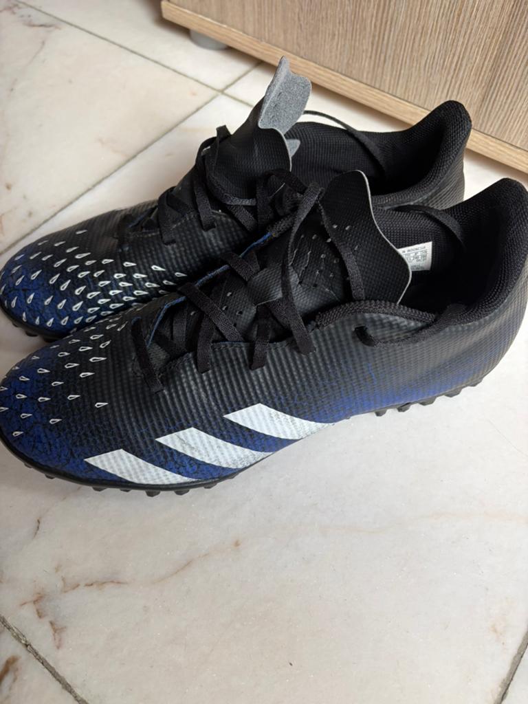 Voetbal schoenen, Sport en Fitness, Voetbal, Ophalen of Verzenden, Zo goed als nieuw, Schoenen