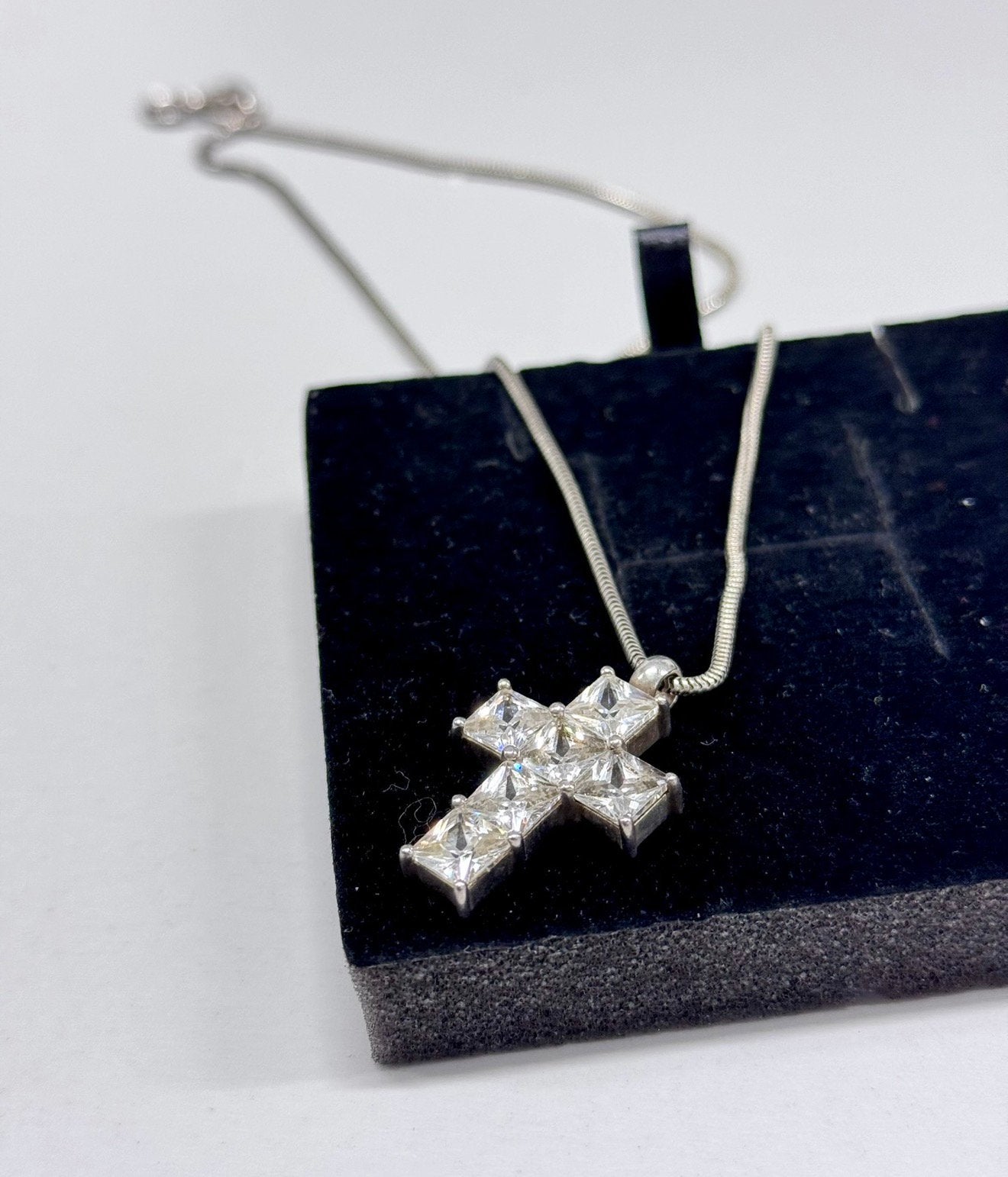collier en forme de croix + 6 pierres brillantes, et foi, Collections, Enlèvement ou Envoi, Comme neuf, Bijoux, Christianisme | Catholique