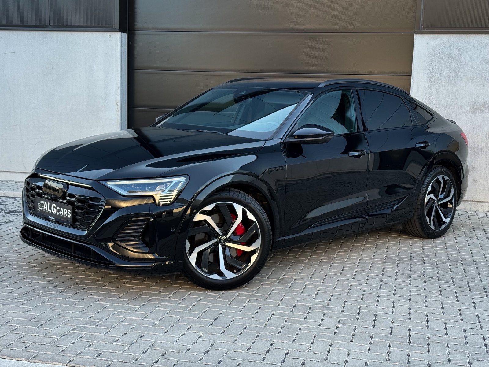 Audi Q8 e-tron Sportback 55 Quattro S-Line Black Edition, Auto's, Automaat, Dealer onderhouden, Leder, 5 zetels