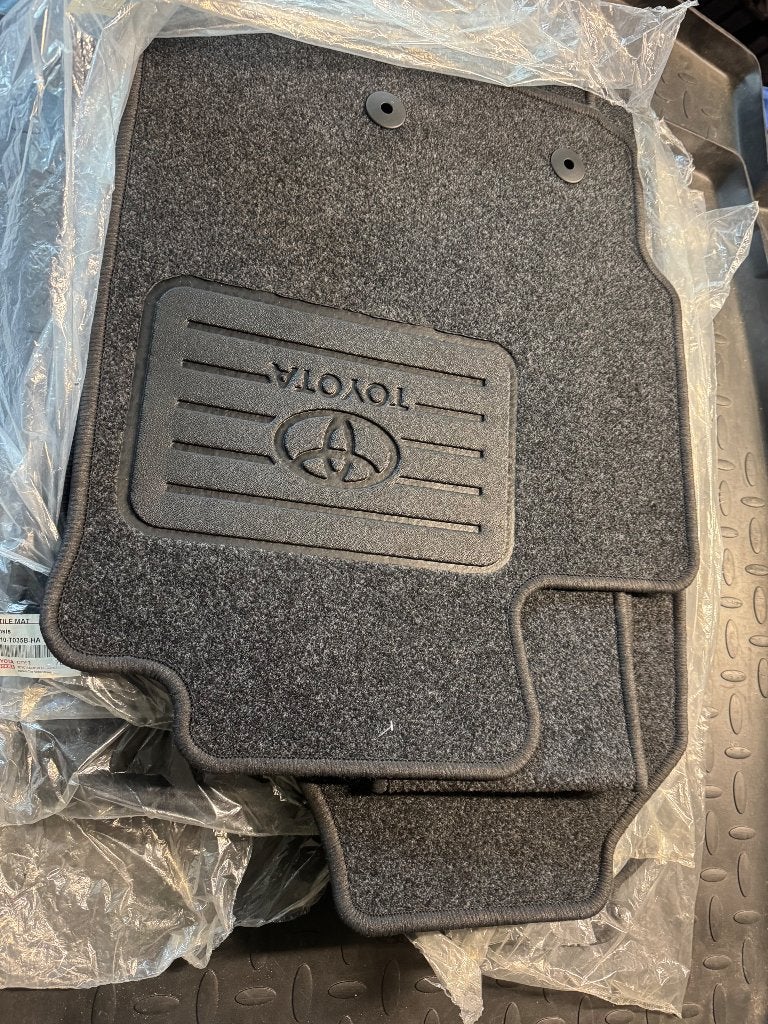 Jeu de tapis Toyota Yaris original neuf, Enlèvement, Neuf