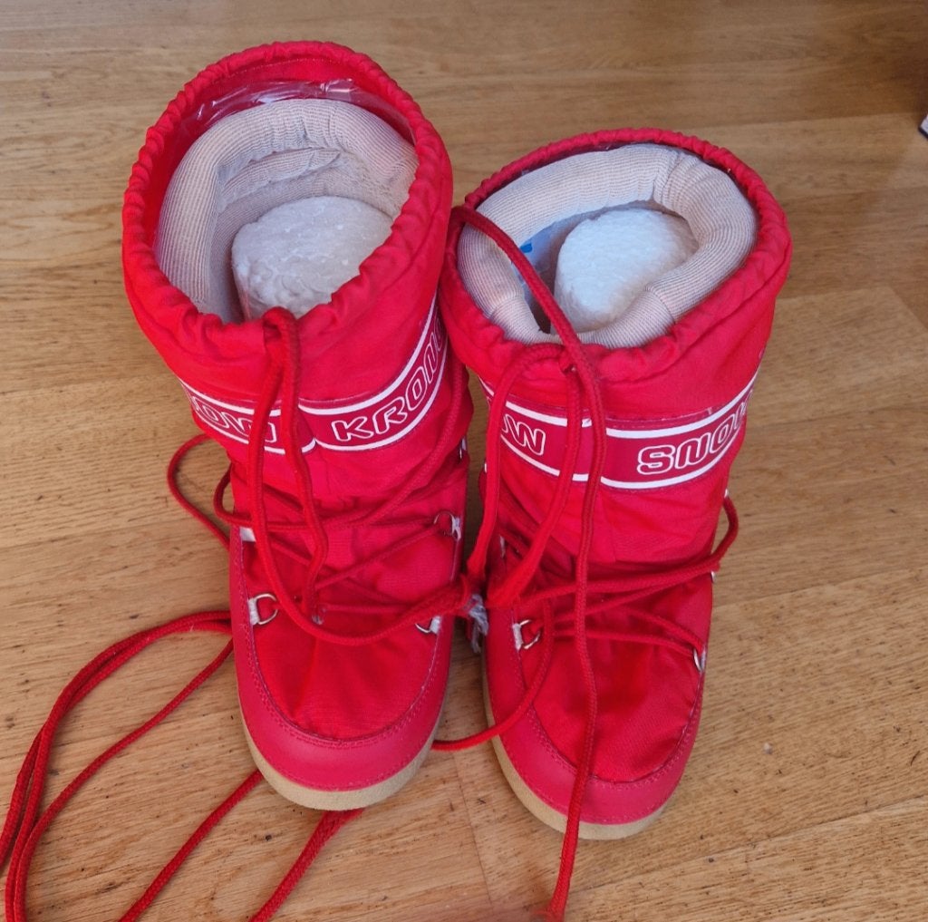 Gezocht: moon boots (maat 38), Kleding | Dames, Schoenen, Ophalen of Verzenden, Snowboots