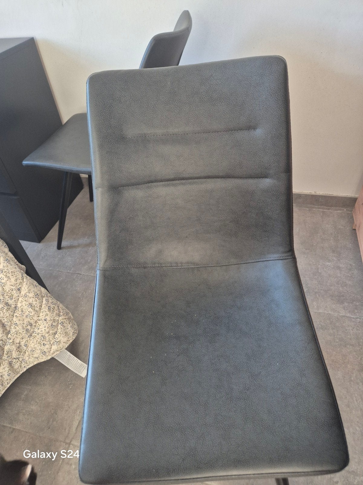3 chaises a vendre +4eme a restaurer [ pieds desoudés), Enlèvement
