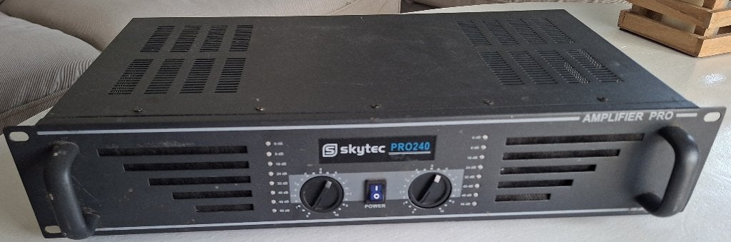 Amplificateur de puissance SKYTEC Pro-240, Audio, Tv en Foto, Versterkers en Ontvangers, Ophalen, Gebruikt, 120 watt of meer, Overige merken