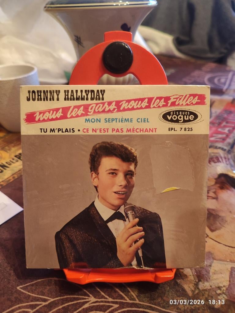 CD de Johnny Hallyday.
" Nous les gars , nous les filles "., CD & DVD, Cassettes audio, Enlèvement ou Envoi, Neuf, dans son emballage