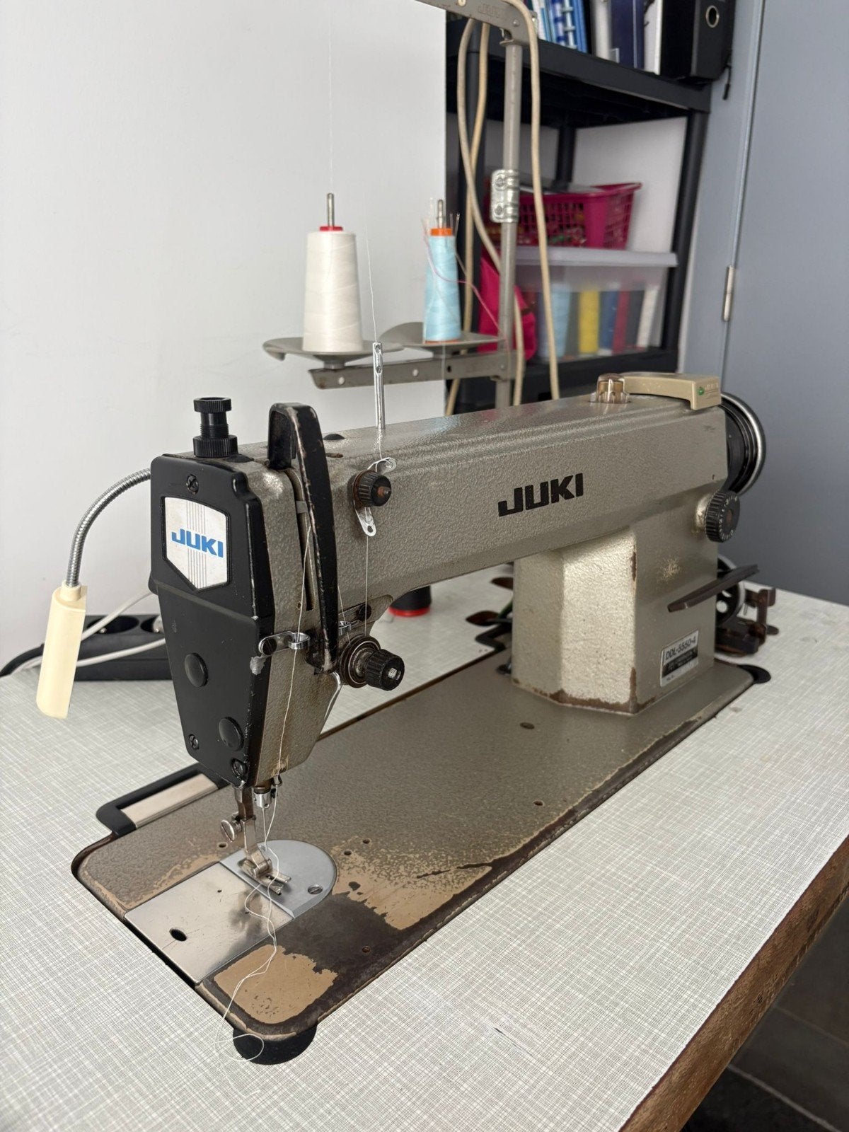 Machine à coudre industrielle JUKI DDL-5550-4 (Piqueuse pla, Hobby en Vrije tijd, Overige merken, Gebruikt, Ophalen of Verzenden