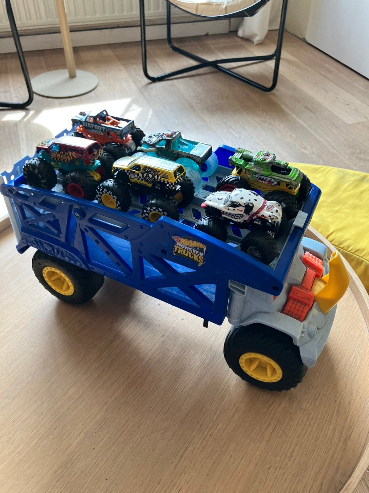 Hot wheels Rhino vrachtwagen en 6 Monster teucks, Kinderen en Baby's, Ophalen of Verzenden, Gebruikt