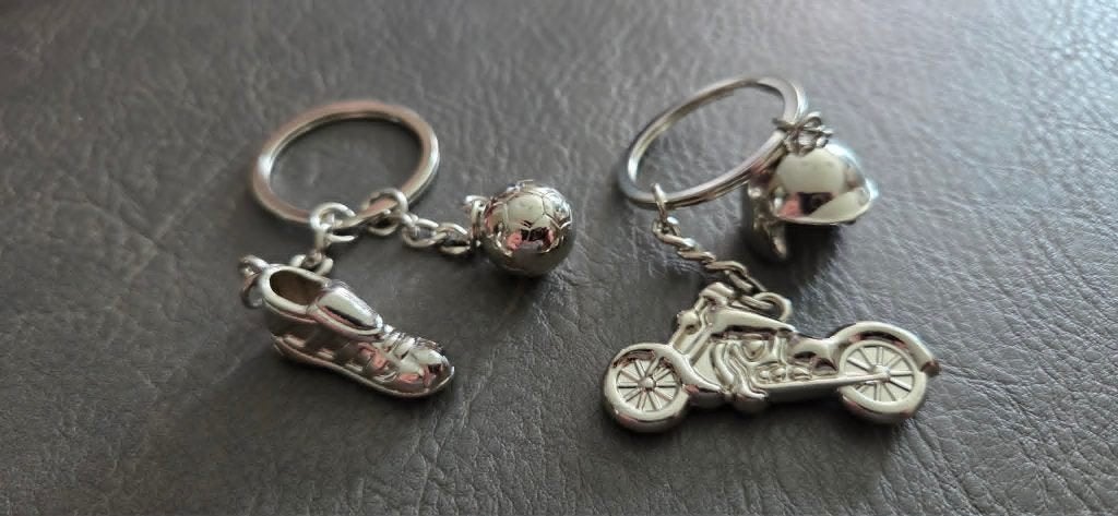 Sleutelhangers  bal+schoen - Moto+helm, Ophalen of Verzenden, Nieuw, Sport