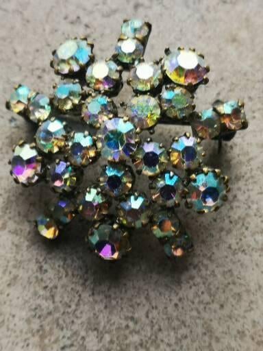 Broche avec beaucoup de strass, Enlèvement ou Envoi