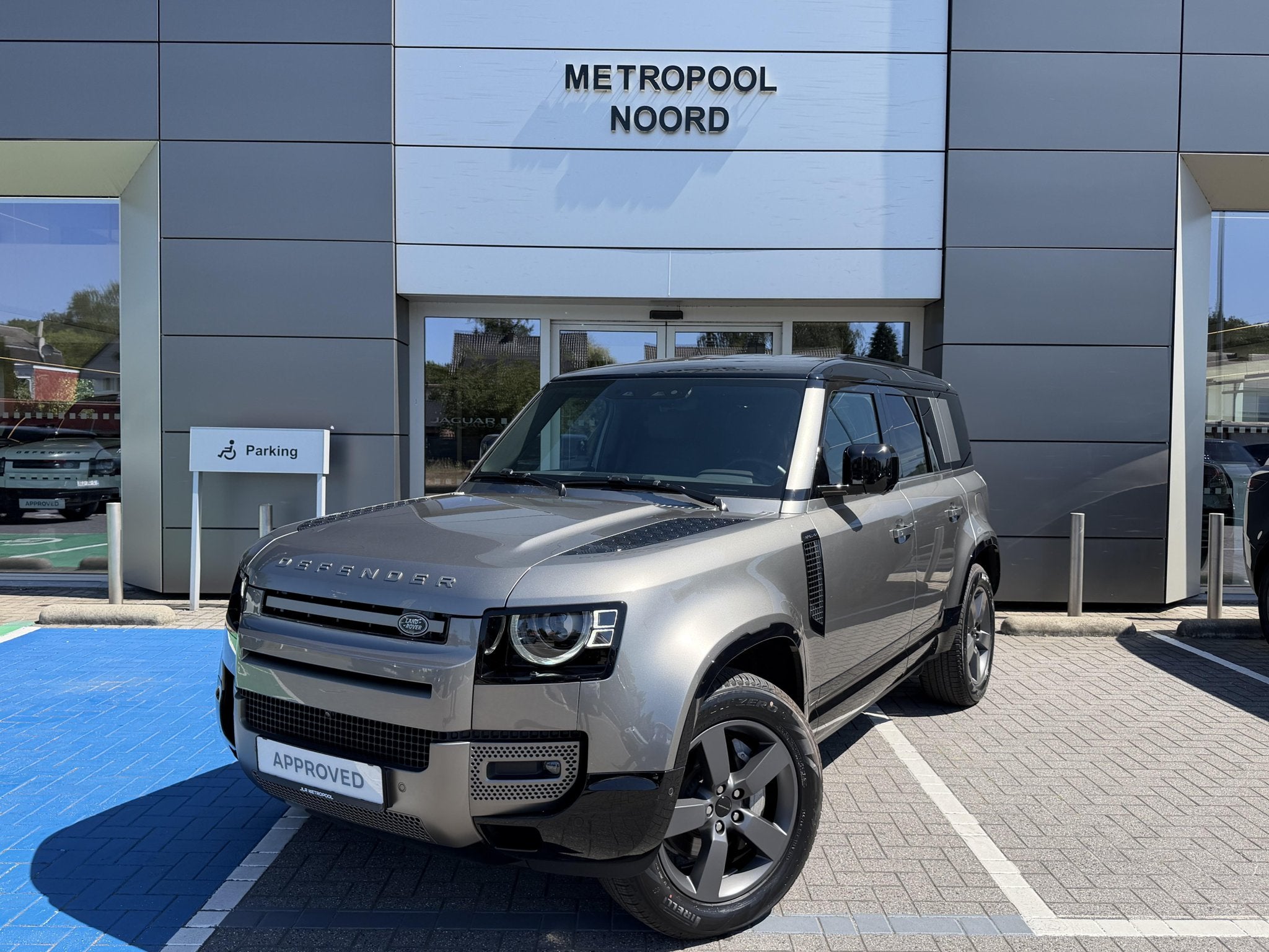 Land Rover Defender 110 P300e X-Dynamic SE, Auto's, Land Rover, Automaat, Overige kleuren, https://public.car-pass.be/vhr/4c3a6709-562c-41c6-9d7a-047bed046ba4