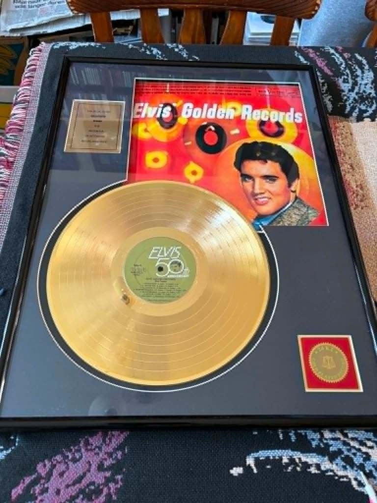 Elvis framed 24k. goldplated record, in een prachtige kader,, Verzamelen, Muziek, Artiesten en Beroemdheden, Ophalen of Verzenden