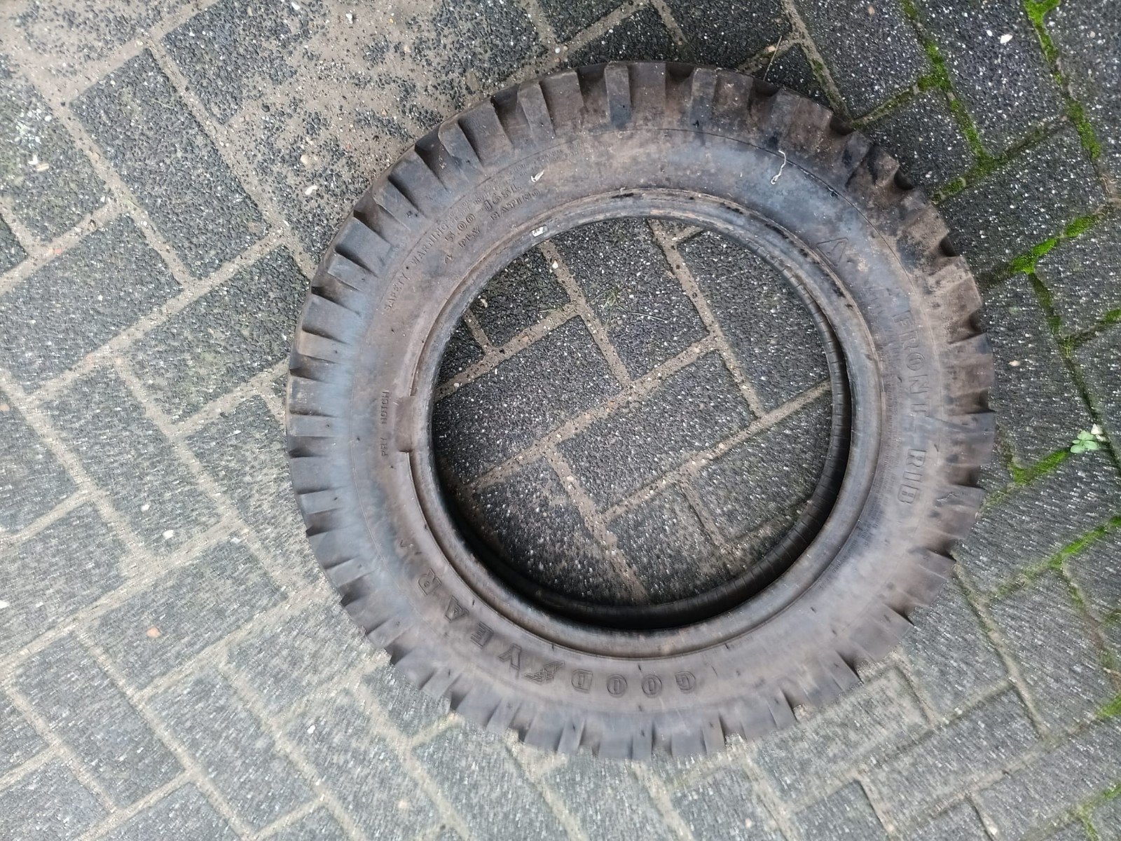 Nieuwe voorband tractor, Ophalen