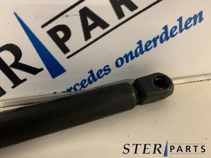 Amortisseur capot moteur gauche d'un Mercedes E-Klasse, 3 mois de garantie, Utilisé, -, -