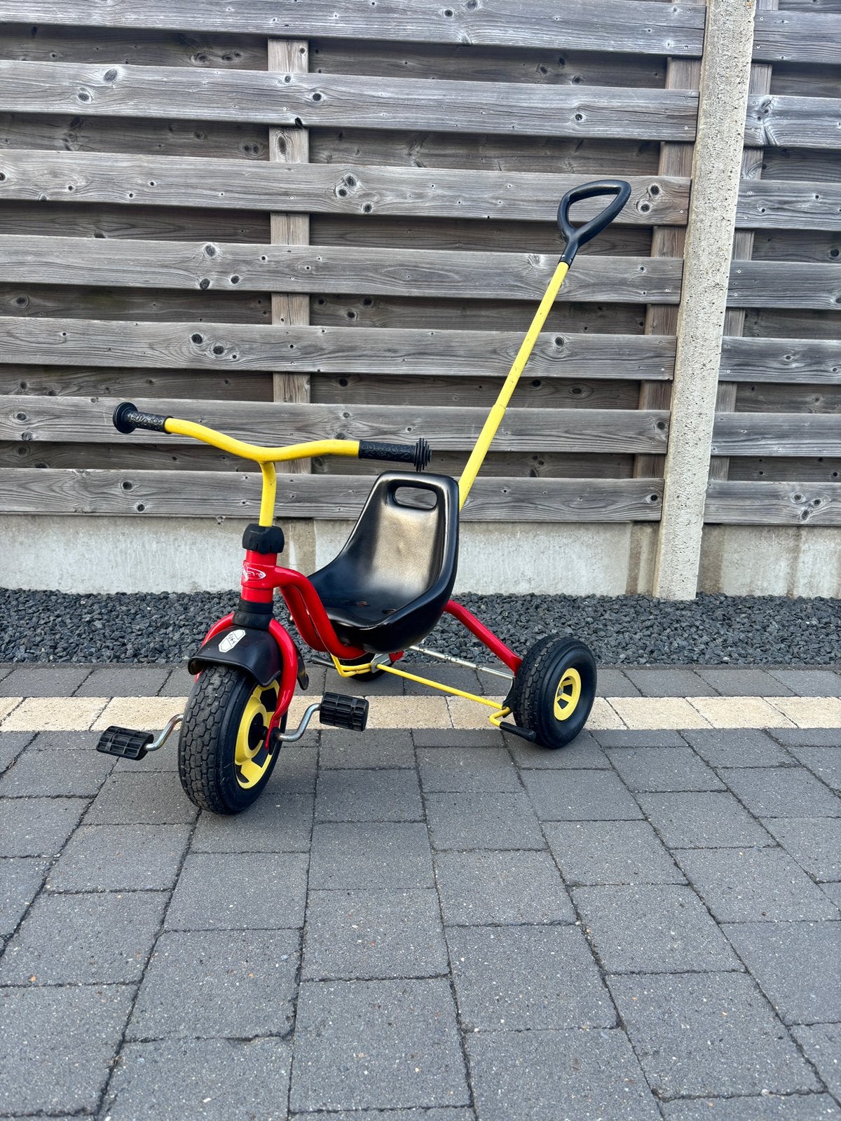 Kinderiets met duw stok aan, Fietsen en Brommers, Fietsen | Driewielers, Ophalen, Zo goed als nieuw