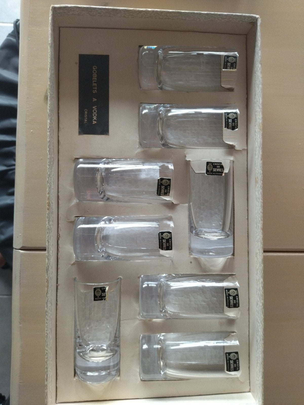 Cristal de Sevres Vodka glaasjes, Enlèvement