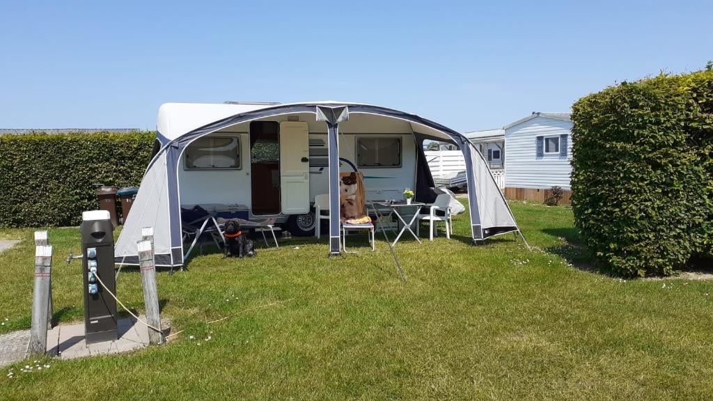 Caravan Eriba Nova 490A geïsoleerd, Jusqu'à 4, 5 à 6 mètres, Particulier, Banquette en rond
