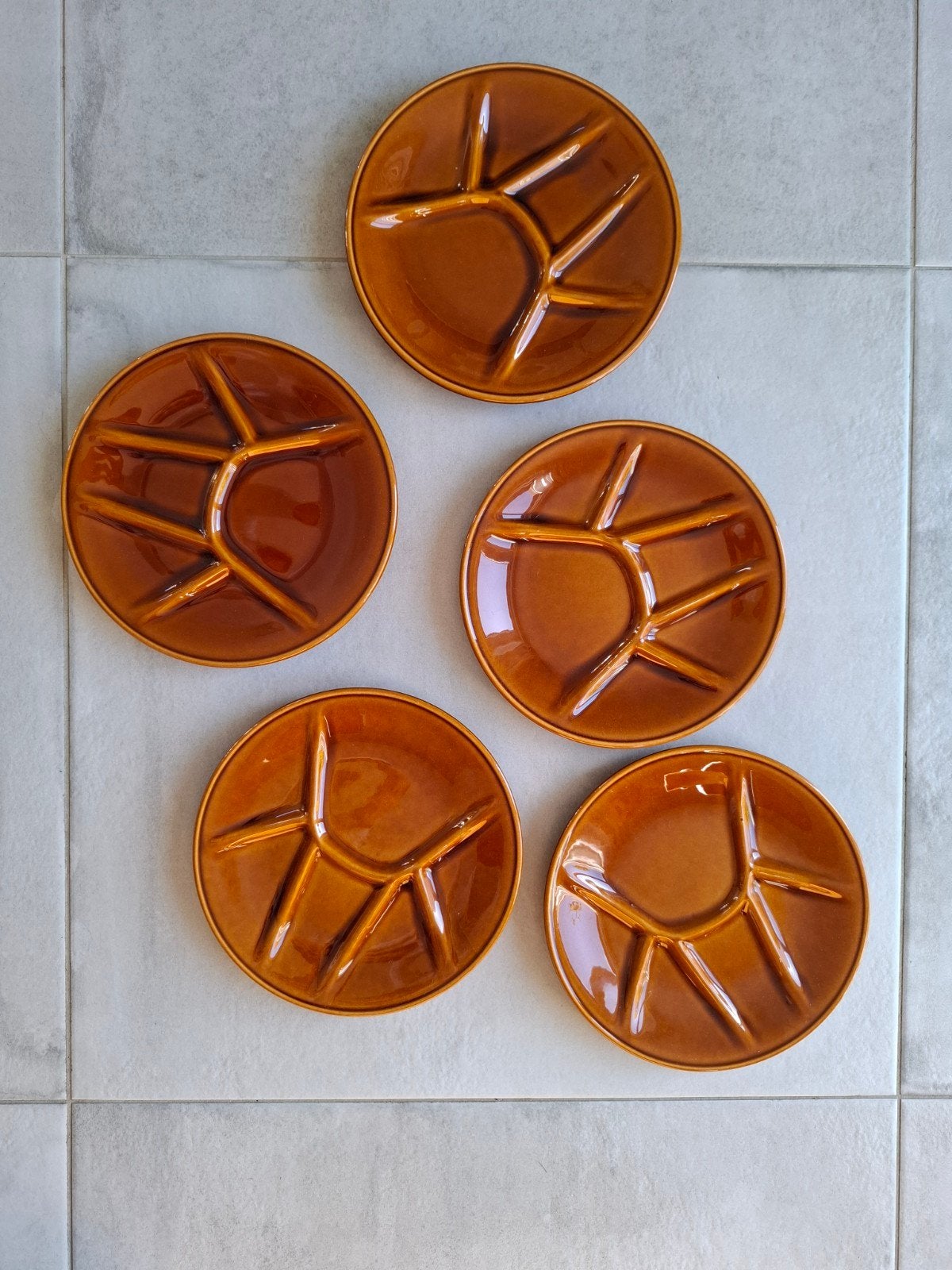 Lot de 5 assiettes à fondue bourguignonne vintage Boch Belgi, Assiettes(s), Vintage, Comme neuf, Céramique