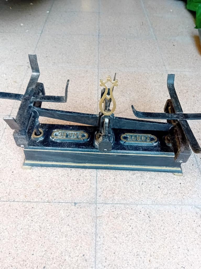 Ancienne balance avec poids, Enlèvement