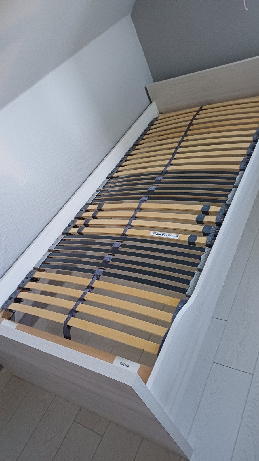 Mooi en stevig 1 persoonsbed met lattenbodem, Ophalen, Verstelbaar, 90 cm, Eenpersoons