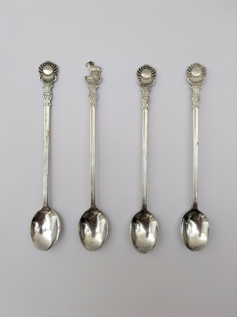 Quatre longues cuillères à café en métal argenté 18,3 cm, Antiquités & Art, Antiquités | Couverts, Envoi