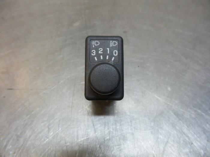 Commutateur phare hauteur réglable d'un Nissan Primera (Pri, -, Utilisé, -, Nissan
