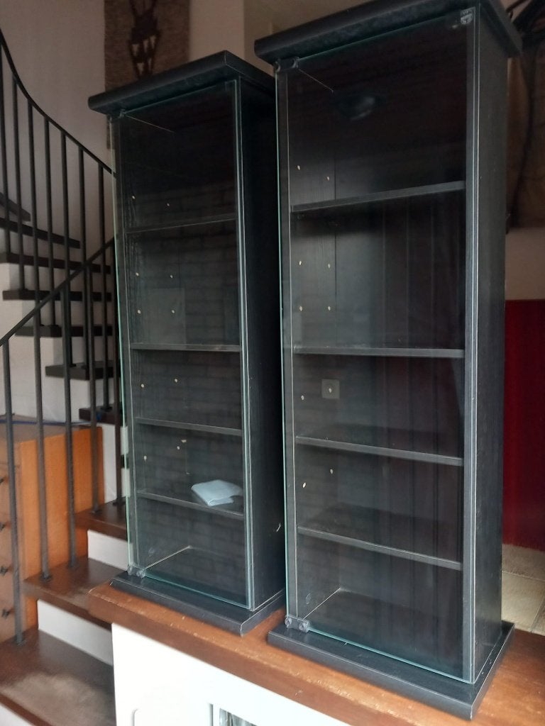 2 zwarte vitrinekastjes voor CD/DVD, Ophalen, Minder dan 50 cm, Met deur(en), Zo goed als nieuw
