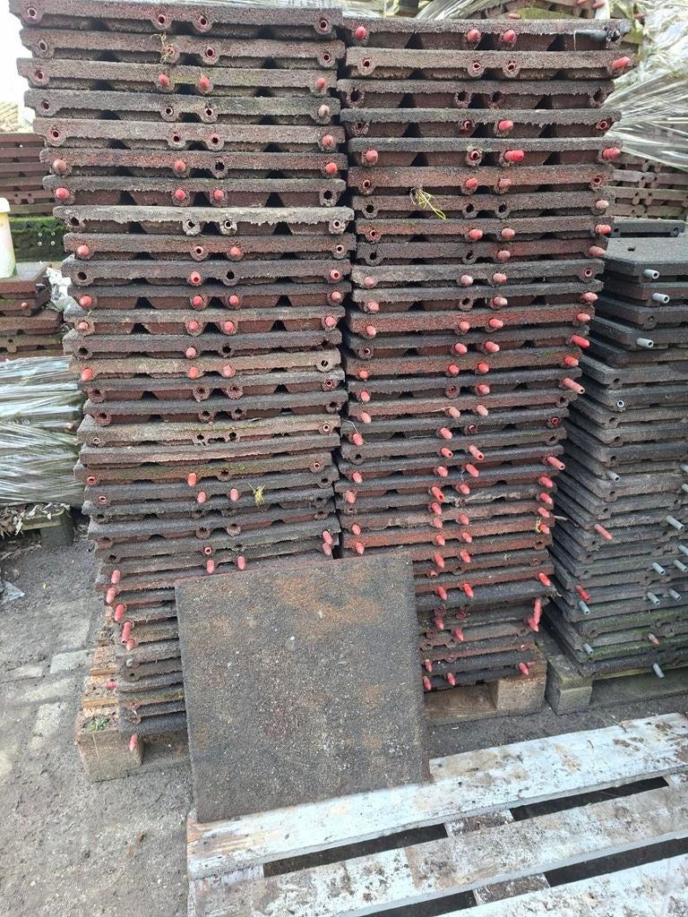 130 rubberen tegels 50x50x4.5 cm staltegels stalmatten