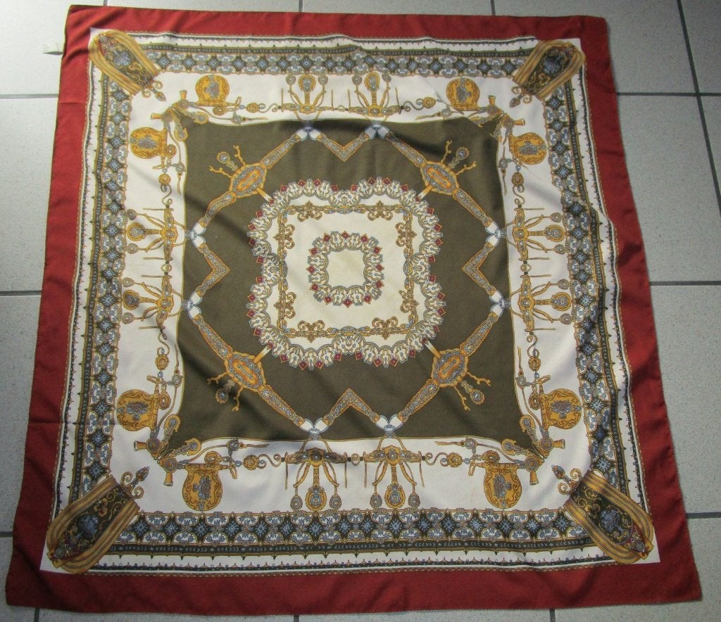 Retro damessjaal met fantasiemotief 85x85cm, Made in Italy, Ophalen of Verzenden, Gedragen, Sjaal