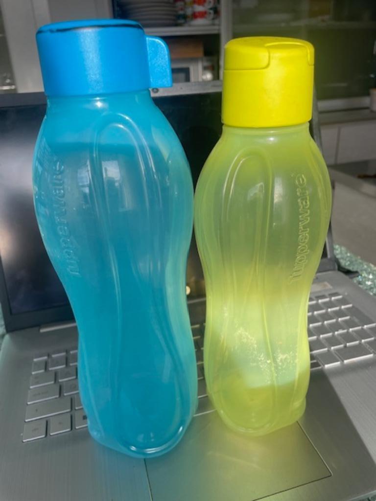 Tupperware 2 ecoflessen 750ml blauw en geel, Ophalen of Verzenden, Zo goed als nieuw, Geel, Beker of Kan