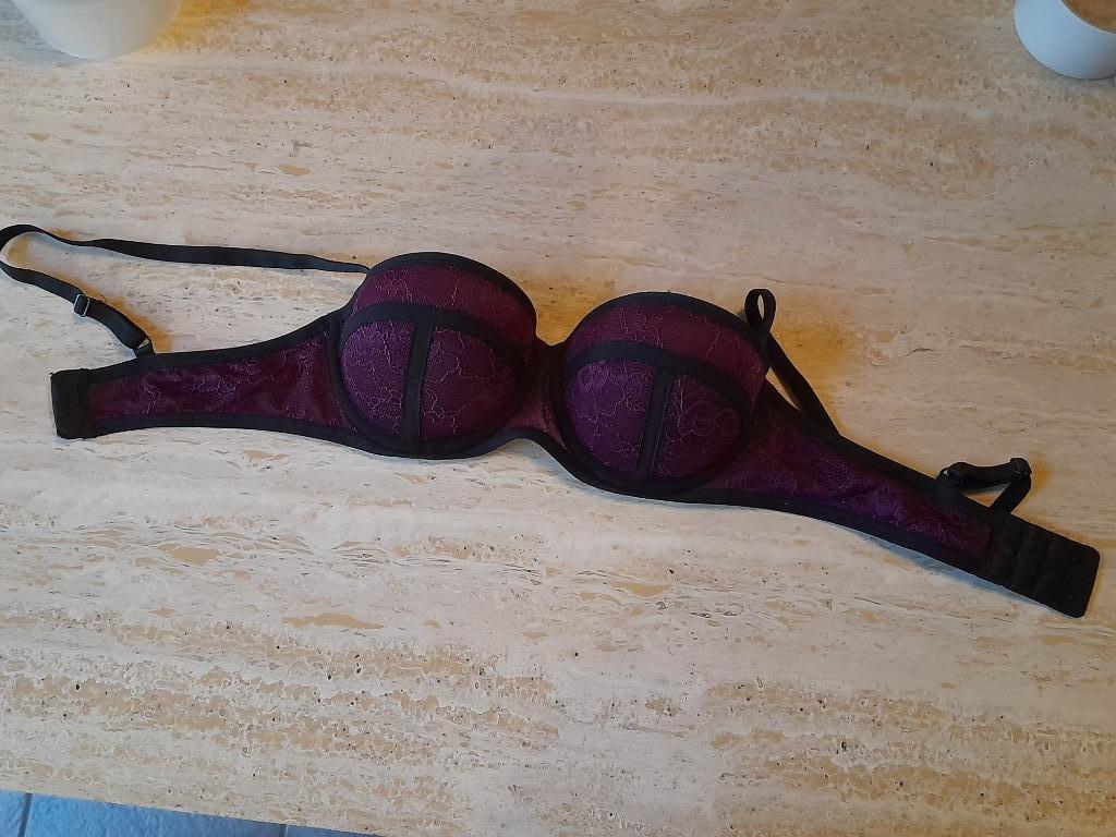 Donkerpaarse met zwart voorgevormde BH van H&M  Maat : 70B, H&M, Ophalen of Verzenden, Paars, BH