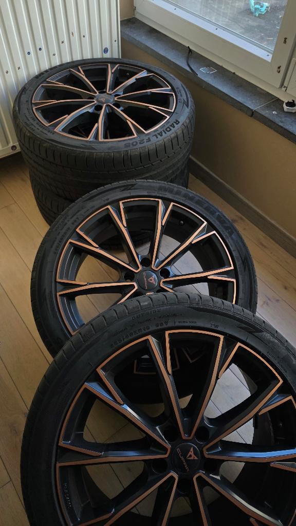 Selling Set of Wheels + Minerva F205 Tires 245/40 R19, Auto-onderdelen, Banden en Velgen, 19 inch, Banden en Velgen, Ophalen of Verzenden