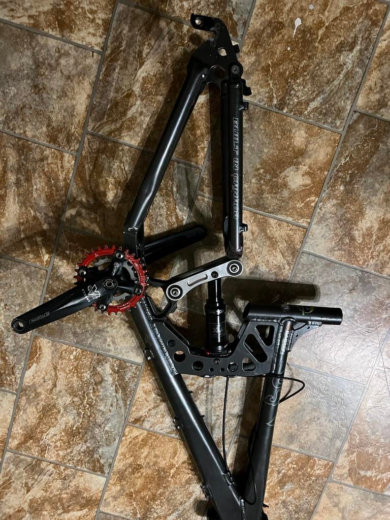 BOLT IN GRAVITY” frame mtb + midden shokbreker, Enlèvement, Utilisé, Cadre