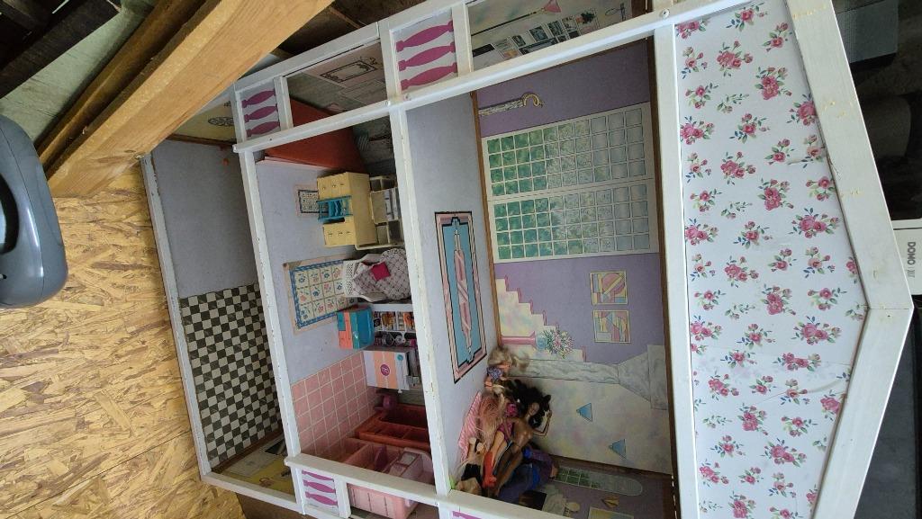 Houten poppen(barbie)huis groot 143 hoog, Kinderen en Baby's, Speelgoed | Poppenhuizen, Ophalen, Gebruikt, Poppenhuis