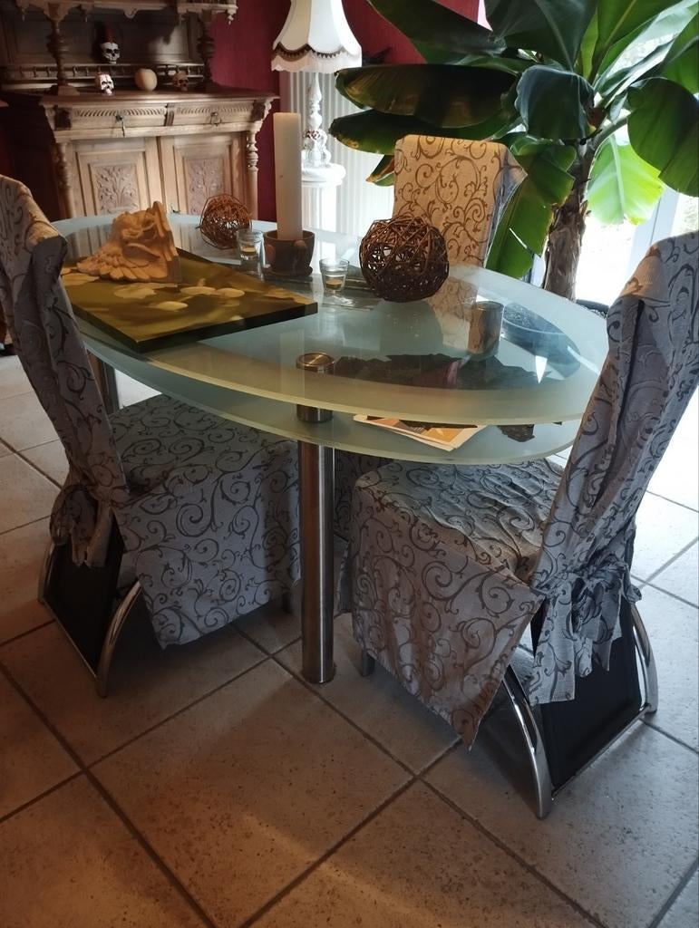 Table ovale, Enlèvement, Utilisé