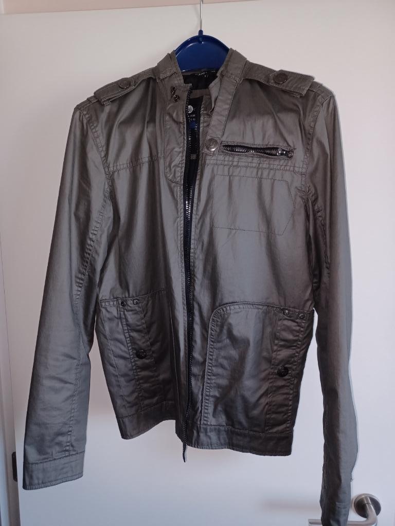 VESTE D'ÉTÉ LÉGÈRE ET SPORTIVE DE TAILLE MOYENNE COMME NEUVE, Enlèvement ou Envoi, Comme neuf, Taille 48/50 (M), Gris