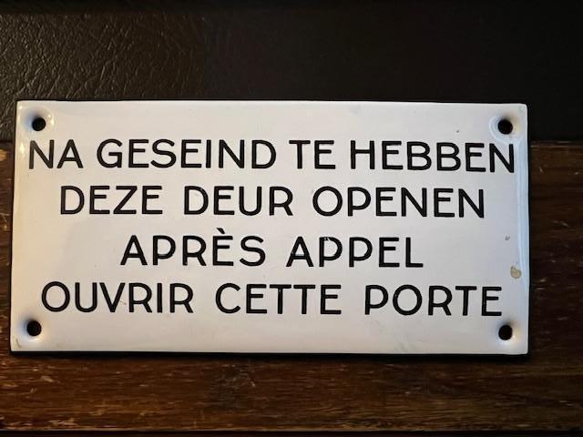 Plaque émaillée "Après appel ouvrir cette porte", Enlèvement
