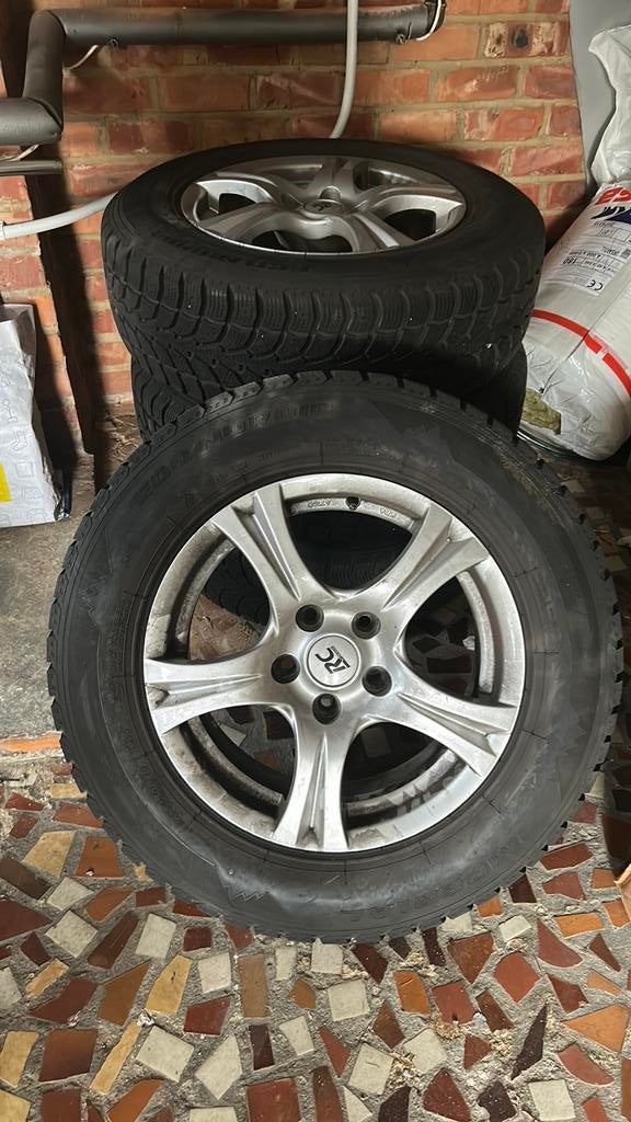4 Pneus d'hiver  avec jantes Kia Sportage 215, 7.0, R16, Autos : Pièces & Accessoires, 16 pouces, Enlèvement, Utilisé, Véhicule tout-terrain