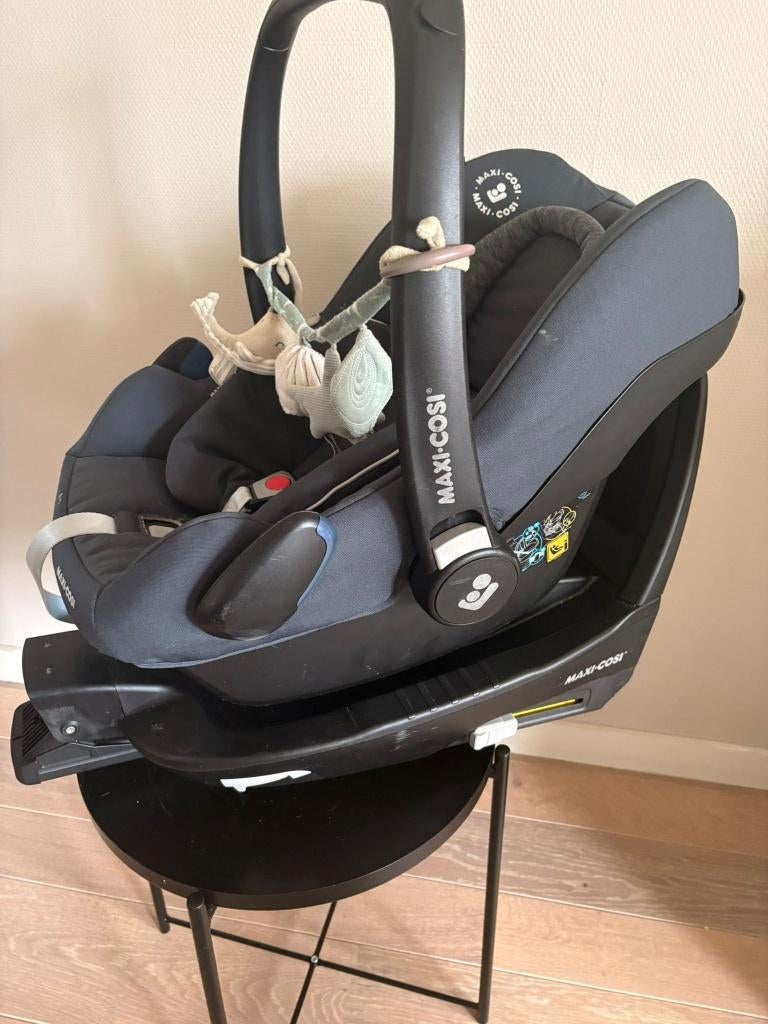 Maxi Cosi i-Size Rock + FamilyFix 2 + verkleinkussen, Kinderen en Baby's, Autostoeltjes, Ophalen, Verstelbare rugleuning, Zo goed als nieuw