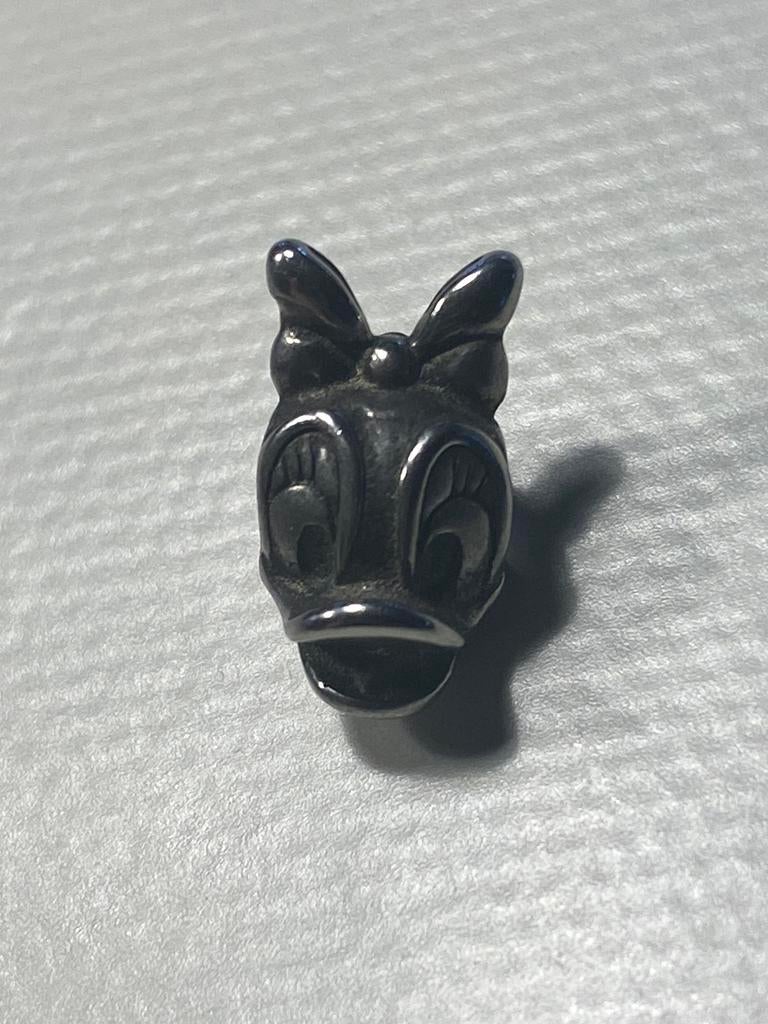 Knappe bedel van Daisy Duck, nieuw, 1 bedel, Ophalen of Verzenden, Nieuw, Overige merken