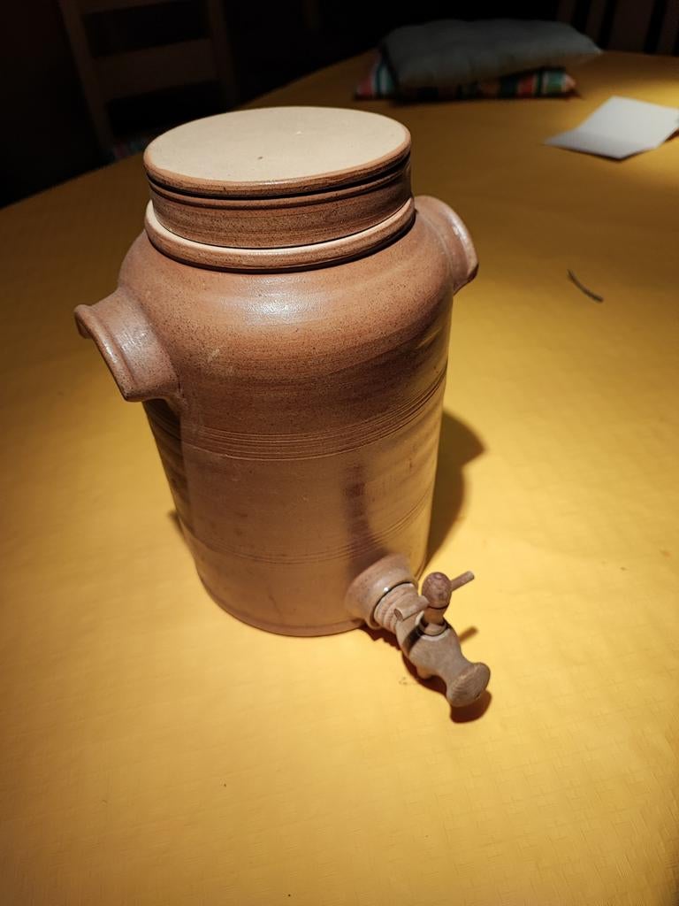 Vinaigrier en forme de tonneau en grès, Enlèvement