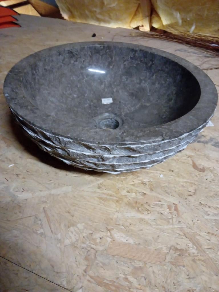 Nouveau lavabo en pierre, Enlèvement