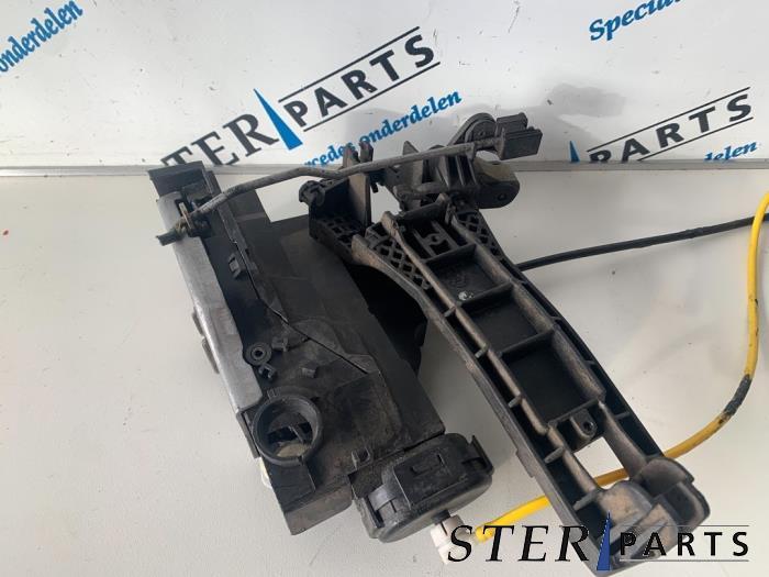 Serrure portière mécanique 4portes avant droite d'un Merce, Enlèvement ou Envoi, 3 mois de garantie, Utilisé, Mercedes-Benz