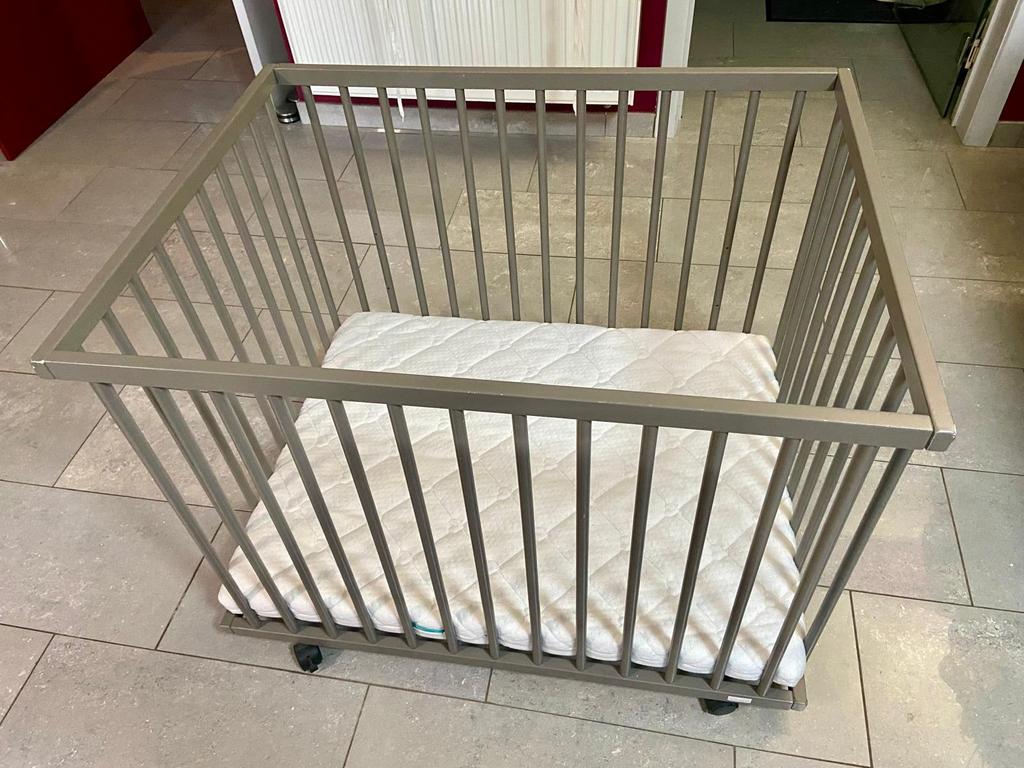 Babybox Quax met wieltjes inclusief matras, Ophalen, Zo goed als nieuw