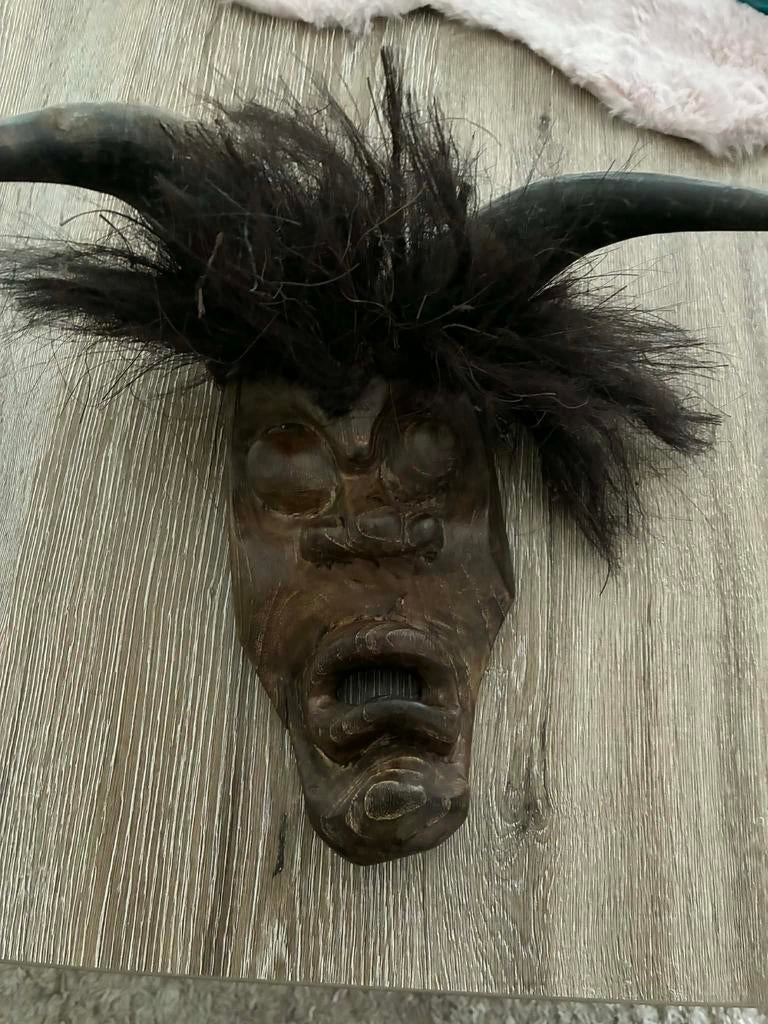 Koloniale masker, Ophalen