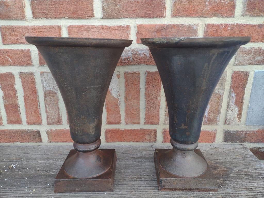 Vases calice anciens en fonte, Enlèvement, Utilisé